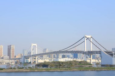 Gökkuşağı Köprüsü, Tokyo 'nun kuzeyinde Shibaura Rıhtımı ile Japonya' nın Minato kentindeki Odaiba rıhtımı arasında bir asma köprü.