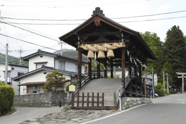 Geleneksel bir Japon türbesinin sakin fotoğrafı