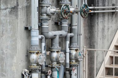 Açık hava boruları olan endüstriyel su arıtma sistemi 