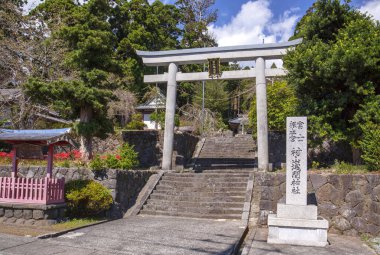 Eski bir Japon tapınağının manzaralı görüntüsü.