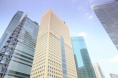 Gökdelenler mavi gökyüzünde