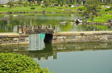 Göletli güzel Japon parkı