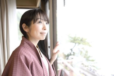 Geleneksel Japon iç mekanında güzel Asyalı kadın portresi