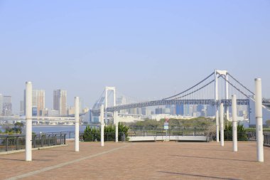 Gökkuşağı Köprüsü, Tokyo 'nun kuzeyinde Shibaura Rıhtımı ile Japonya' nın Minato kentindeki Odaiba rıhtımı arasında bir asma köprü.