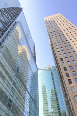 Gökdelenler mavi gökyüzünde