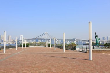Gökkuşağı Köprüsü, Tokyo 'nun kuzeyinde Shibaura Rıhtımı ile Japonya' nın Minato kentindeki Odaiba rıhtımı arasında bir asma köprü.