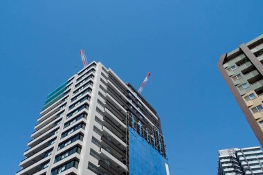 Şehirde inşaat halindeki modern bina cephesi