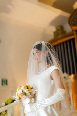 Beyaz elbiseli güzel Asyalı gelin