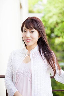 Balkondaki genç Japon kadın, yaklaşın.