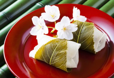 Sakura Mochi, Japon geleneksel şekerleme. Tuzlu yapraklarla sarılmış.