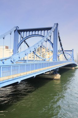 Kiyosu Köprüsü, Japonya, Tokyo 'da Sumida Nehri üzerinde bir asma köprü..