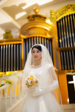 Beyaz elbiseli güzel Asyalı gelin