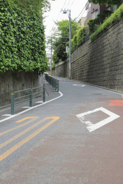 Asfalt yolundaki trafik işaretlerinin gündüz görüntüsü