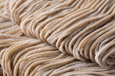 Arkaplanda çiğ erişte, kapat.