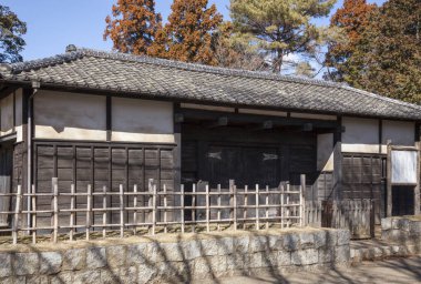 Kırsal kesimdeki geleneksel Japon evi manzarası 