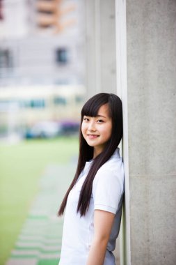 Şehir parkındaki genç Çinli kız, açık hava portresi..