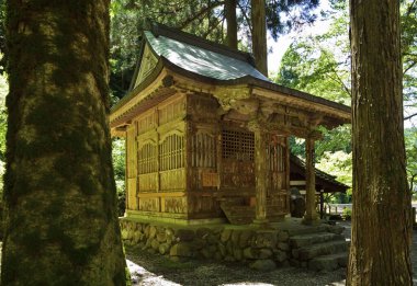 Saygıdeğer bir Japon tapınağının manzaralı tasviri