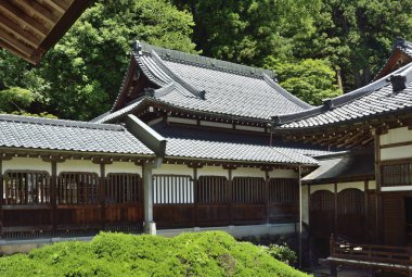 Eski bir Japon tapınağının manzaralı tasviri