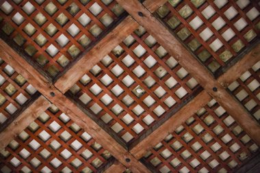 Geleneksel iç mekanda ahşap duvar detayı        