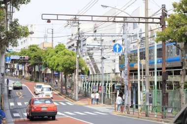 Tokyo, Japonya 'daki tren istasyonu manzaralı.