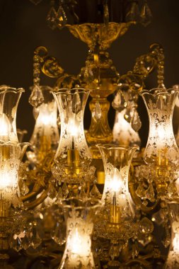 Restoranda kristal cam avize, iç kısımda lüks avize..