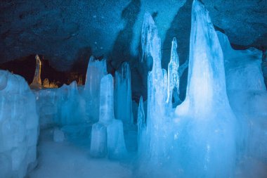 Dağlardaki mağaranın güzel manzarası