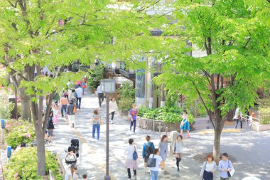 Asya 'nın sokaklarında tanınmayan insanlar yürüyor.