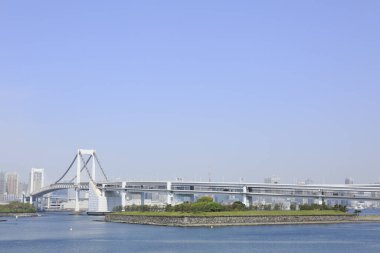 Gökkuşağı Köprüsü, Tokyo 'nun kuzeyinde Shibaura Rıhtımı ile Japonya' nın Minato kentindeki Odaiba rıhtımı arasında bir asma köprü.