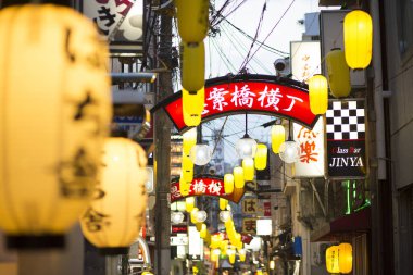 Işıklandırılmış sokak fenerlerle dolu.