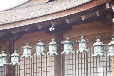 Geleneksel Japon fenerlerini ahşap tapınağın dışına asmak