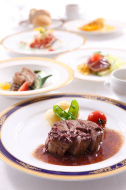 Yemek tabakları zarif bir şekilde masaya konur.