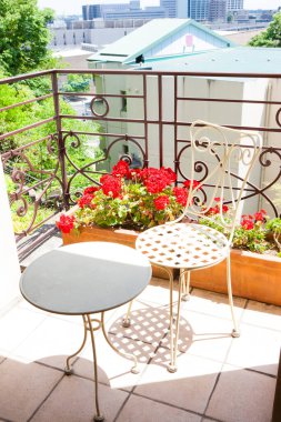 Modern bir apartmanın içinde.