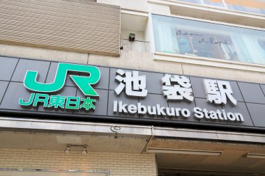 Japonya 'daki tren istasyonu manzarasında harfler var.