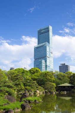 Tennoji 'nin manzarası Abeno-ku, Osaka, taze yeşillikle