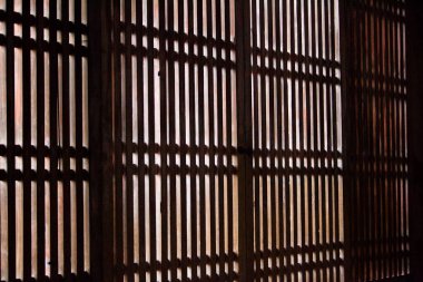 Geleneksel iç mekanda ahşap duvar detayı        