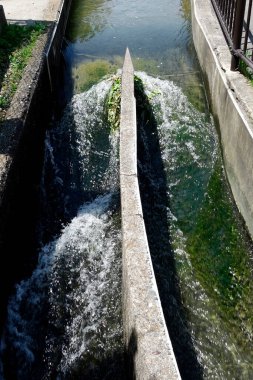 Şehrin güzel su kanalı manzarası, su arıtma sistemi.                    