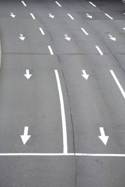 Boş asfalt yolda ok işaretlerinin yüksek açılı görünümü       
