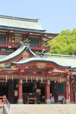 Saygıdeğer bir Japon tapınağının manzaralı tasviri