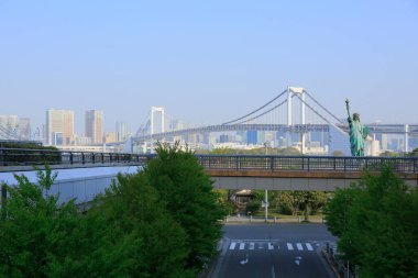 Gökkuşağı Köprüsü, Tokyo 'nun kuzeyinde Shibaura Rıhtımı ile Japonya' nın Minato kentindeki Odaiba rıhtımı arasında bir asma köprü.