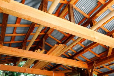 Ahşap ve metal çatı yapısının düşük açılı görüntüsü         