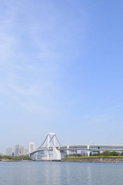 Gökkuşağı Köprüsü, Tokyo 'nun kuzeyinde Shibaura Rıhtımı ile Japonya' nın Minato kentindeki Odaiba rıhtımı arasında bir asma köprü.