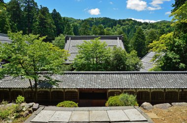 Eski bir Japon tapınağının manzaralı görüntüsü.