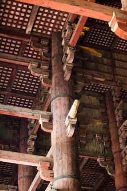 Japonya 'nın Nara kentindeki Todai-ji (Doğu Büyük Tapınağı) Nandaimon' da geleneksel ahşap kirişlerle iç mekan. 