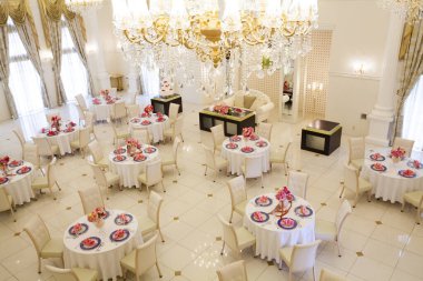 Modern restoranın içinde güzel bir düğün. 