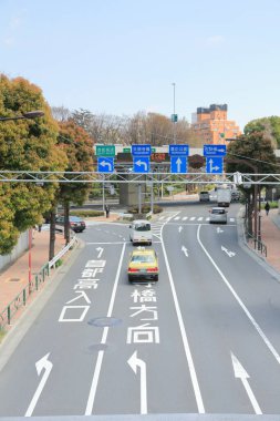 Tokyo 'nun işlek caddesi, Japonya, gündüz manzaralı. 