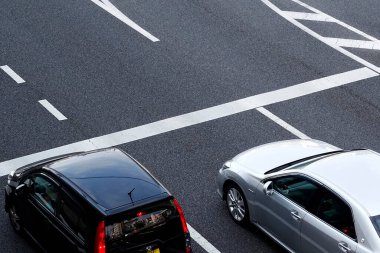 Asfalt yolda giden modern arabaların yüksek açılı görüntüsü    