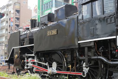 Japon şehrinde gündüz vakti lokomotifli eski tren 