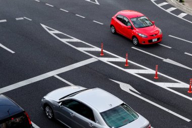 Asfalt yolda giden modern arabaların yüksek açılı görüntüsü    