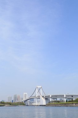 Gökkuşağı Köprüsü, Tokyo 'nun kuzeyinde Shibaura Rıhtımı ile Japonya' nın Minato kentindeki Odaiba rıhtımı arasında bir asma köprü.