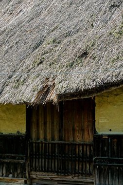 Ahşap kapı ve duvarları gösteren çatılı kulübe.